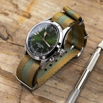 How to Wear a Nato Strap
