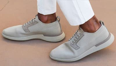 Man wearing crossover shoes with no socks